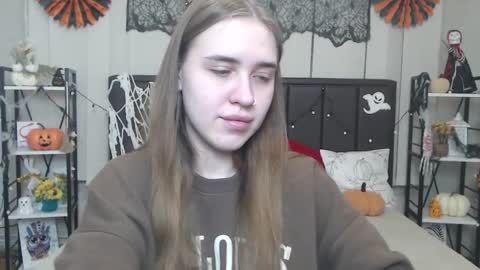 LauraHlot online show from November 10, 2025, 6:29 pm