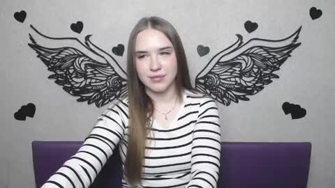 LauraHlot online show from April 18, 2026, 6:01 pm