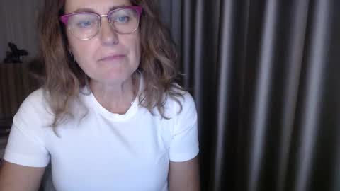 Lauraoven1 online show from October 16, 2025, 3:46 pm