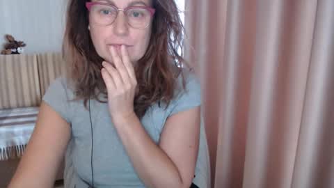 Lauraoven1 online show from October 19, 2025, 12:50 pm