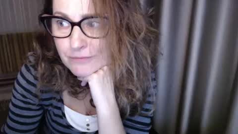 Lauraoven1 online show from November 29, 2025, 3:37 pm