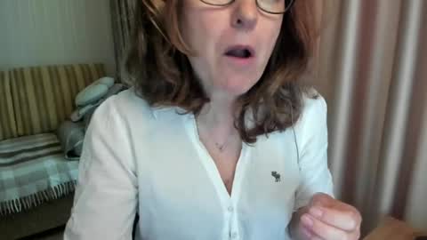 Snapshot of lauraoven1 chatting on May 25, 2026, 9:26 am Lauraoven1 online show from May 25, 2026, 9:26 am