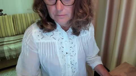 Snapshot of lauraoven1 chatting on July 4, 2026, 8:31 am Lauraoven1 online show from July 4, 2026, 8:31 am