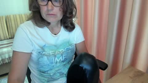 Snapshot of lauraoven1 chatting on July 15, 2026, 6:51 am Lauraoven1 online show from July 15, 2026, 6:51 am