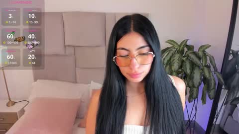laurenn_smitth online show from October 13, 2025, 1:11 pm
