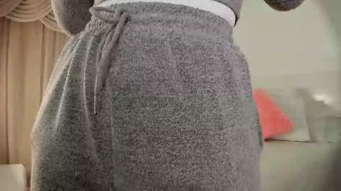 Snapshot of laurensaenz chatting on September 17, 2025, 12:18 pm Lauren Saenz online show from September 17, 2025, 12:18 pm