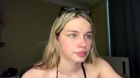Snapshot of laurineleconey chatting on May 19, 2026, 12:11 pm Bella online show from May 19, 2026, 12:11 pm