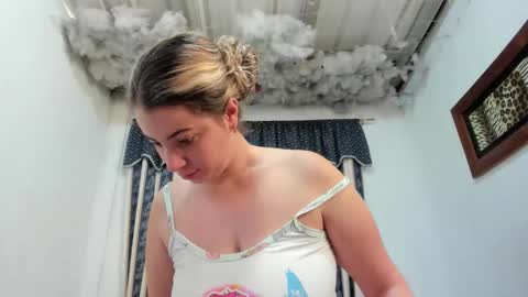 Snapshot of lauu_g chatting on June 2, 2026, 1:35 pm Lauu G online show from June 2, 2026, 1:35 pm