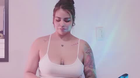 Snapshot of lauuuuuu_9 chatting on June 19, 2026, 1:43 am online show from June 19, 2026, 1:43 am