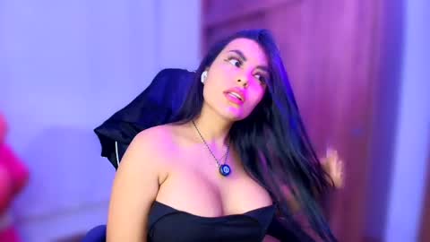 Snapshot of layla_nicols chatting on April 6, 2026, 4:57 am Layla online show from April 6, 2026, 4:57 am