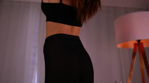 laylakristal online show from October 10, 2025, 5:28 am