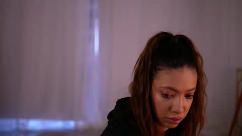 laylakristal online show from October 12, 2025, 5:17 am