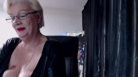 Layla online show from December 6, 2024, 7:10 am