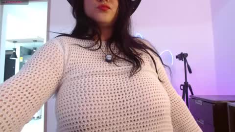 Snapshot of layna_cold chatting on April 25, 2026, 5:21 pm Vannessa online show from April 25, 2026, 5:21 pm