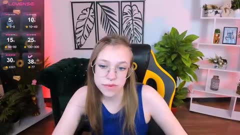 Snapshot of layriantavee chatting on March 7, 2025, 10:35 am layriantavee online show from March 7, 2025, 10:35 am