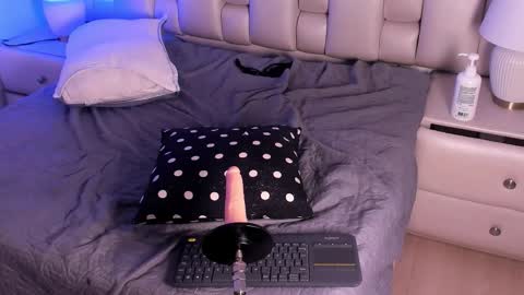 lea_hunter__ online show from November 25, 2025, 9:04 pm