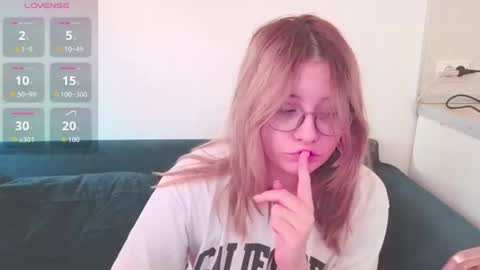 Snapshot of leahlovejoy chatting on June 15, 2026, 1:46 pm Leah online show from June 15, 2026, 1:46 pm