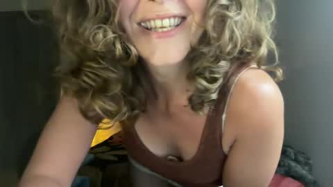 Snapshot of leahsparkles chatting on July 8, 2026, 4:28 am Leah Sparkles online show from July 8, 2026, 4:28 am