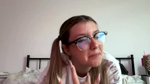 Snapshot of leeannerose chatting on May 24, 2026, 8:25 pm leeannerose online show from May 24, 2026, 8:25 pm