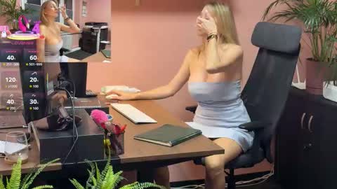 Snapshot of legsl0ng chatting on October 10, 2025, 3:49 am LegsLONG online show from October 10, 2025, 3:49 am