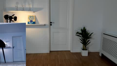 Elle  online show from December 7, 2024, 2:24 pm