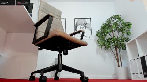 Elle  online show from February 5, 2025, 2:16 pm