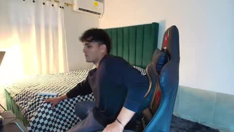  Lei  online show from December 14, 2025, 9:08 pm