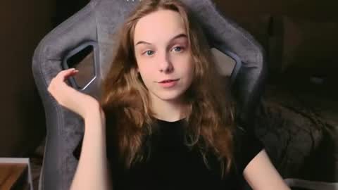Snapshot of leiamurphy chatting on June 19, 2026, 4:22 pm Leia online show from June 19, 2026, 4:22 pm