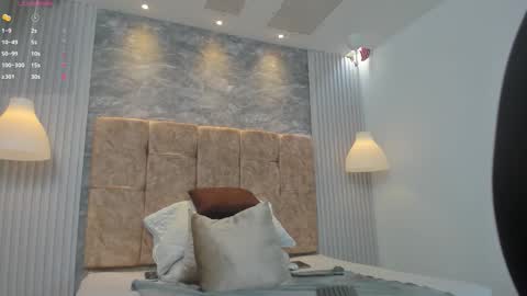 leilapons online show from November 7, 2025, 7:03 pm