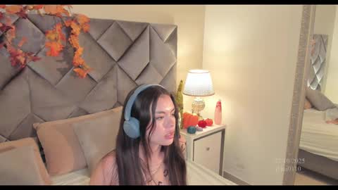 Leizathompson online show from October 27, 2025, 8:02 pm