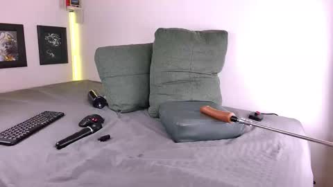 Lenaandwilliam online show from November 21, 2025, 7:01 pm