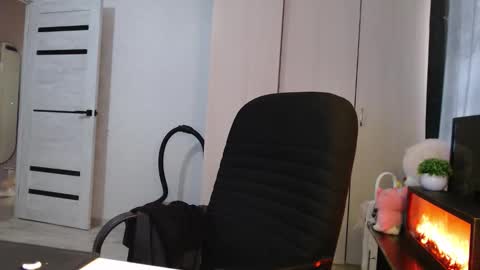 lenagordon online show from November 18, 2025, 7:46 am