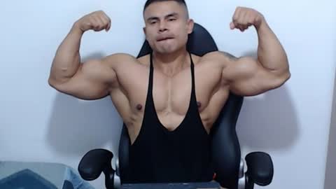 Snapshot of leo_muscleboy chatting on July 4, 2026, 1:50 pm Leo online show from July 4, 2026, 1:50 pm