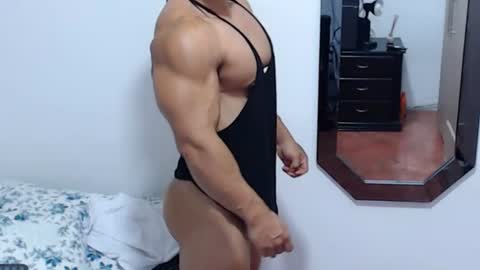Snapshot of leo_muscleboy chatting on July 11, 2026, 1:25 pm Leo online show from July 11, 2026, 1:25 pm