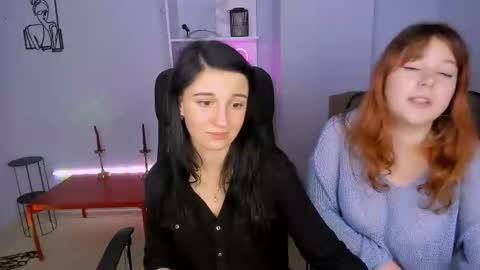 Snapshot of leona_light chatting on November 18, 2025, 2:17 am Leona online show from November 18, 2025, 2:17 am