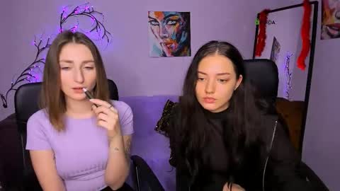 Snapshot of leona_light chatting on November 19, 2025, 6:46 am Leona online show from November 19, 2025, 6:46 am