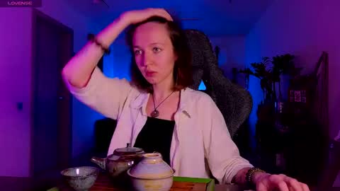 leona online show from November 23, 2025, 1:44 pm