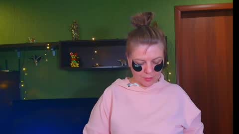 Snapshot of leona_tracie chatting on April 30, 2026, 7:09 pm Leona tracie online show from April 30, 2026, 7:09 pm
