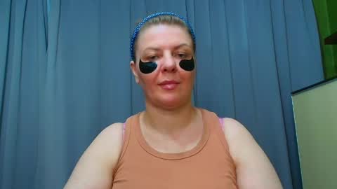 Snapshot of leona_tracie chatting on May 7, 2026, 10:26 pm Leona tracie online show from May 7, 2026, 10:26 pm