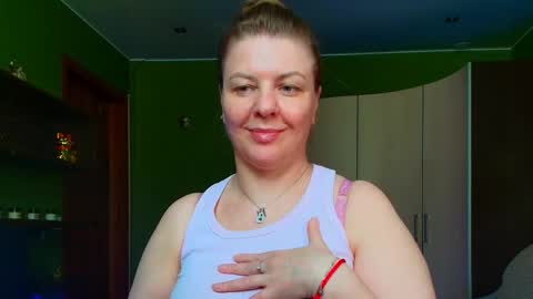 Snapshot of leona_tracie chatting on May 22, 2026, 8:21 am Leona tracie online show from May 22, 2026, 8:21 am