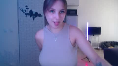 Snapshot of leonaalove chatting on April 1, 2026, 11:22 am Leonaalove online show from April 1, 2026, 11:22 am