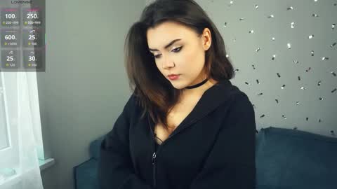 Mia online show from September 18, 2025, 7:43 am