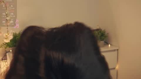 Mia online show from November 23, 2025, 8:36 am