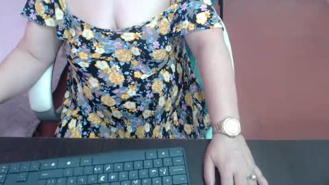 leonela   online show from October 15, 2025, 4:51 pm