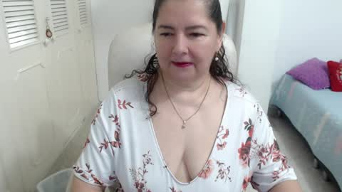 leonela   online show from April 13, 2026, 1:00 am