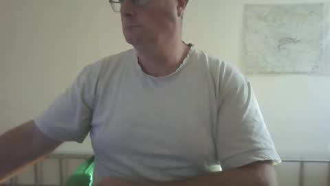 Snapshot of lerase40 chatting on November 17, 2025, 12:00 pm homquisgode online show from November 17, 2025, 12:00 pm