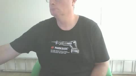 Snapshot of lerase40 chatting on November 18, 2025, 9:36 am homquisgode online show from November 18, 2025, 9:36 am