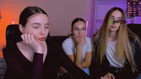 leslie_bird online show from November 29, 2025, 10:07 am