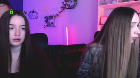 leslie_bird online show from April 17, 2026, 9:01 am