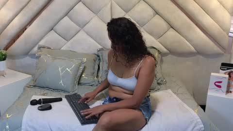 Snapshot of leslyflorez chatting on February 5, 2025, 9:50 pm Lesly online show from February 5, 2025, 9:50 pm